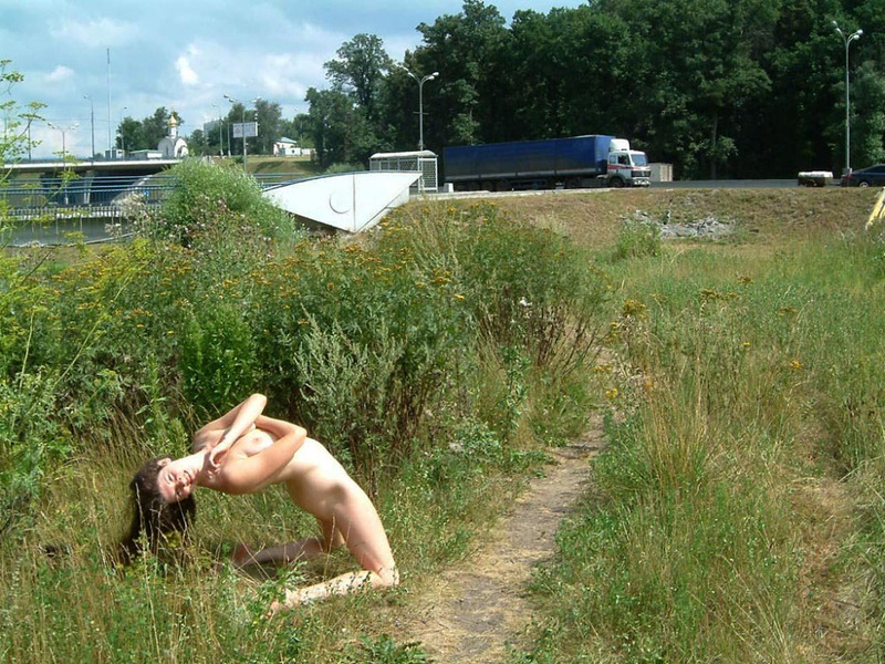 Мамка на природе показывает свои таланты 3 фото