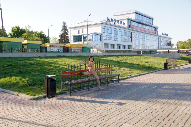 Показывает влагалище на вокзале 4 фото