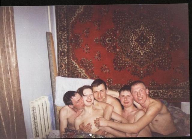 Молодые девахи обнажили свои дойки 1 фото